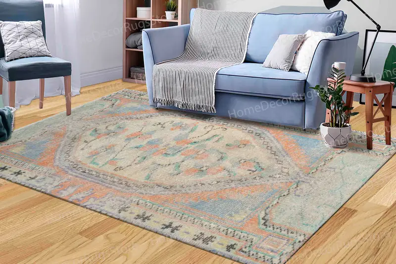 モダンなリビングスペースにぴったりの落ち着いたオレンジ色のエスニック柄プリントラグ