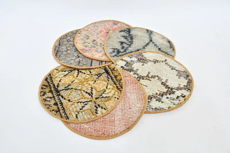 Zarif Mavi ve Kırmızı Kilim Servis Altlıkları, Çok Yönlü Mutfak Dekoru