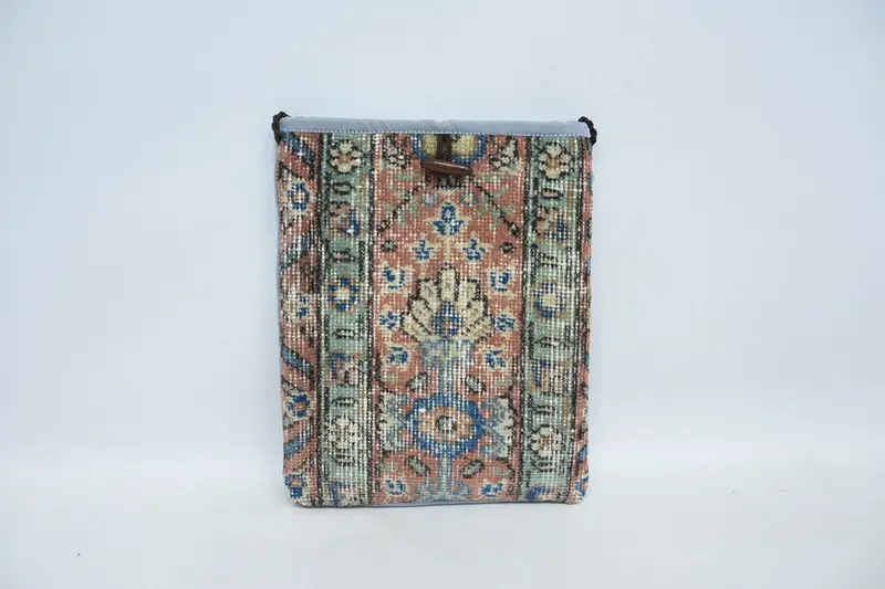 ヴィンテージモチーフのウールショルダーバッグ、記念日のギフトに最適なキリムバッグ