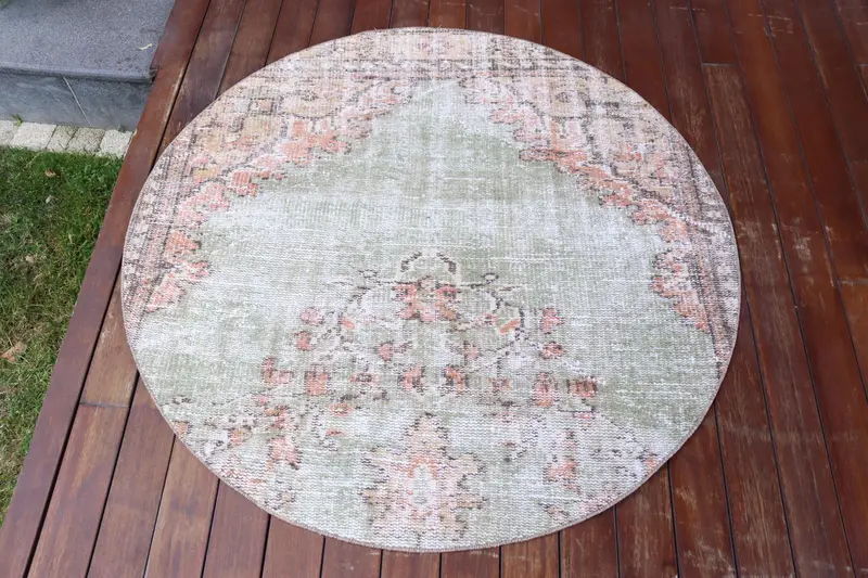 手作りのグリーンラグ、4x4フィート、オレンジのアクセント付き