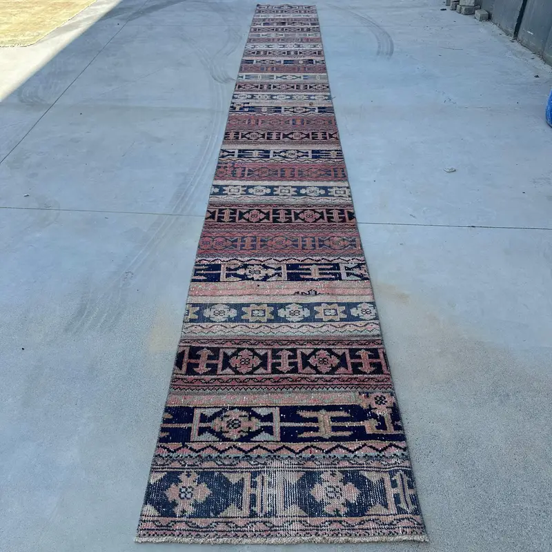 Türkischer Oushak-Läuferteppich, 79 x 716 cm, Vintage-Wollteppich mit blauem Blumenmuster - 1