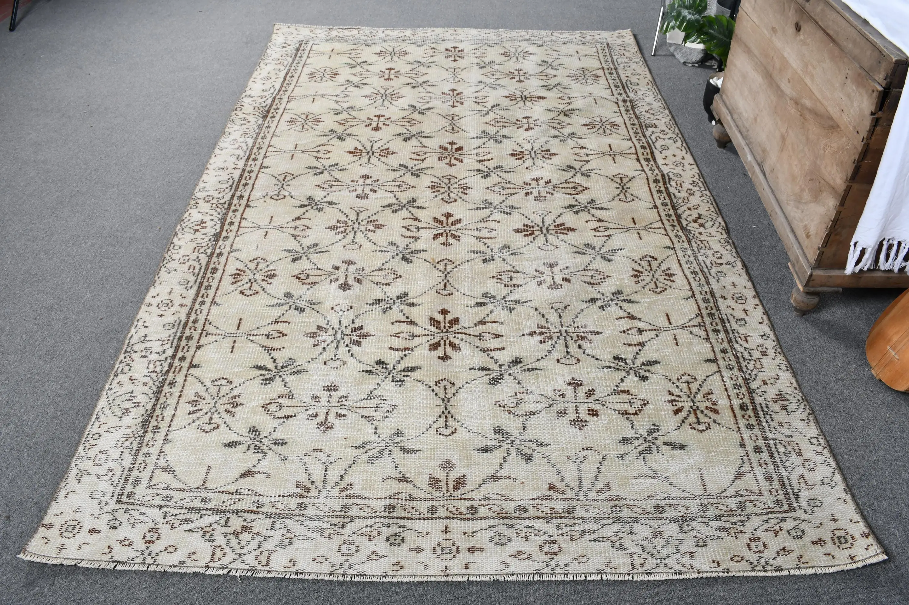 Bej ve Kahverengi Halı, 5,6x9,1 ft Bitki ve Ağaç Desenli - 1