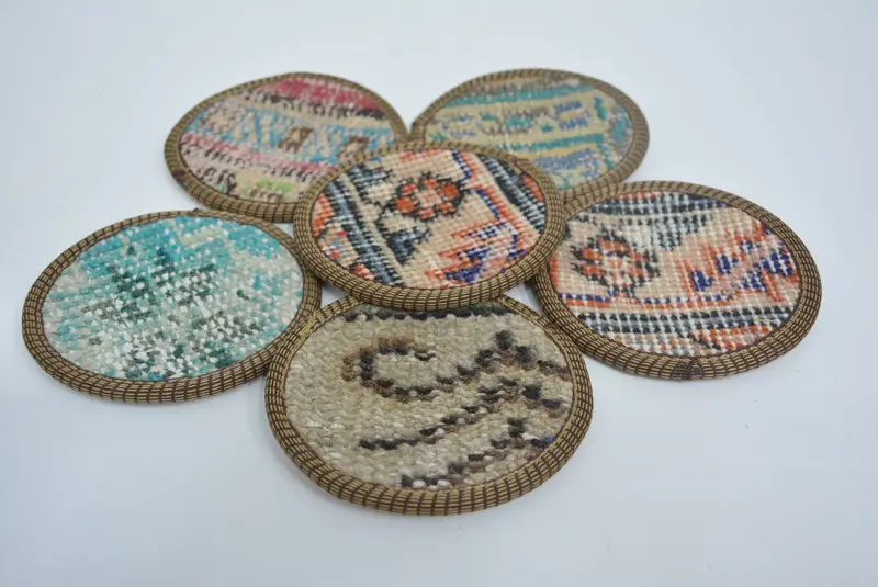 ボヘミアンラウンドコースター、青と赤の滑り止めパッド