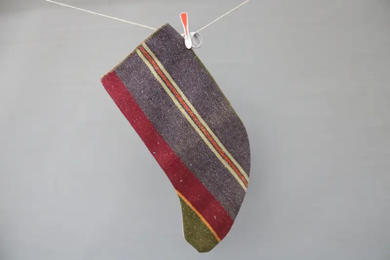 Medias festivas de adornos navideños rojos y morados, decoración navideña