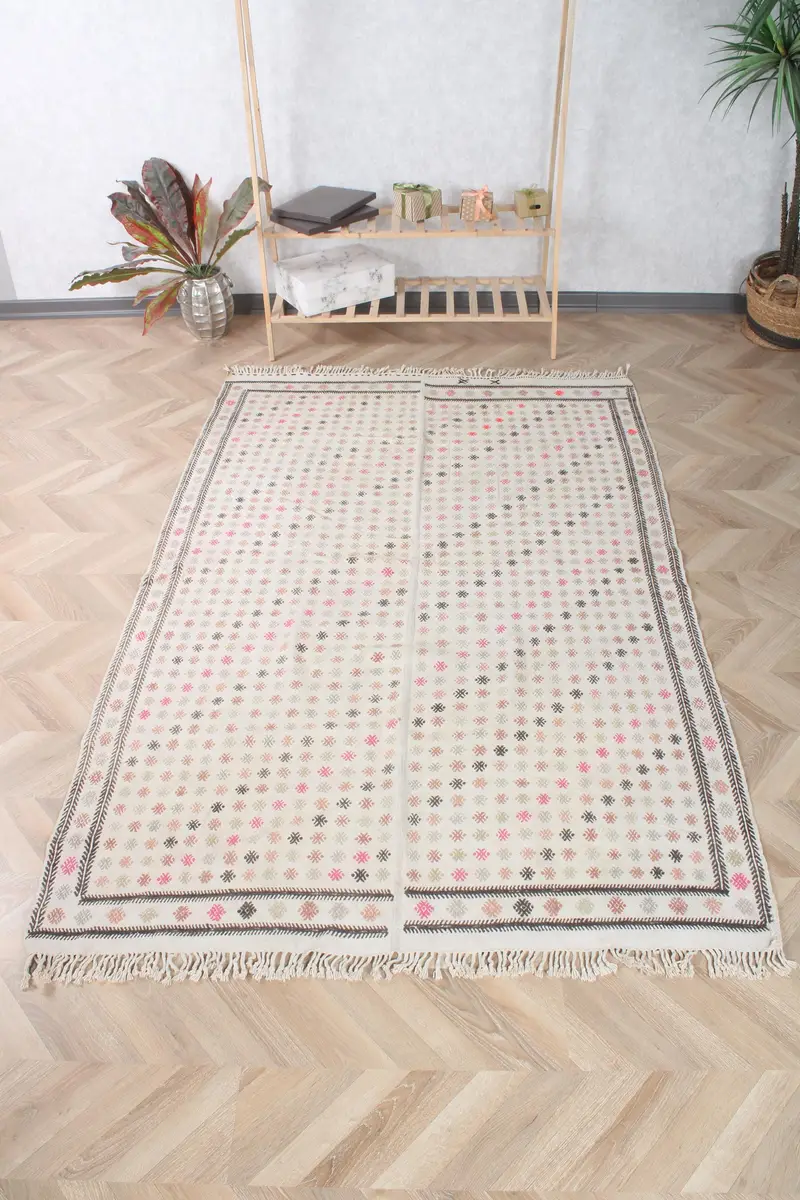 Alfombra turca vintage de 4,8x7,2 pies, alfombra Kilim de lana blanca - 1