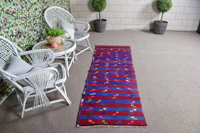 Alfombra Kilim turca de 2,5x7,6 pies, alfombra vintage, alfombra de lana con bordes rojos - 1
