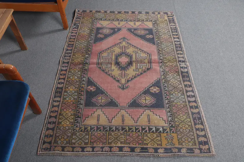 ピンク & ブルー アニマル プリント ラグ、3.7x5.4 フィート