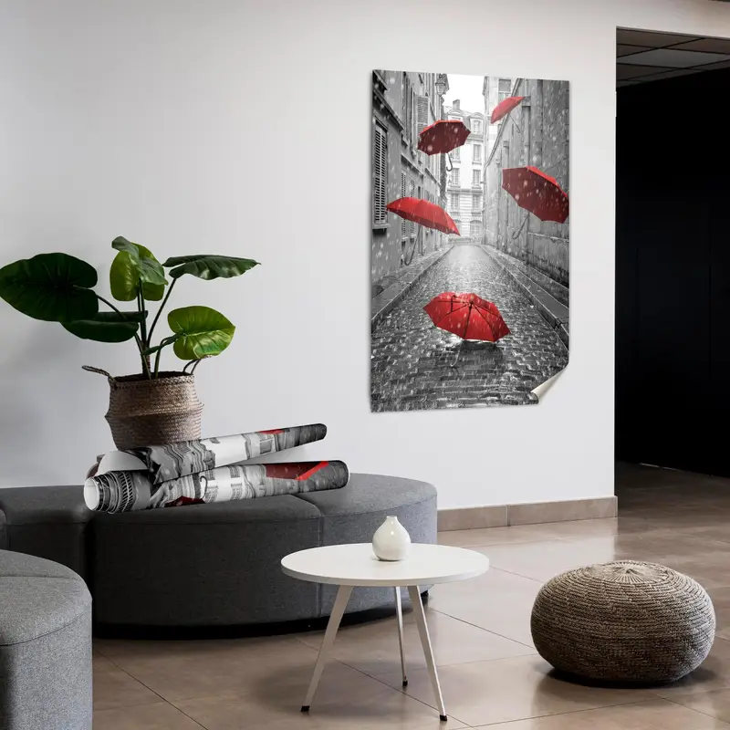 Zarif Kırmızı Şemsiye Kanvas Tablosu: Kentsel Yağmur Sokak Sahnesi Baskısı