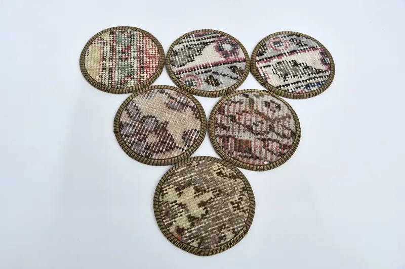 Elegantes posavasos redondos blancos y marrones, juego de posavasos de alfombra premium