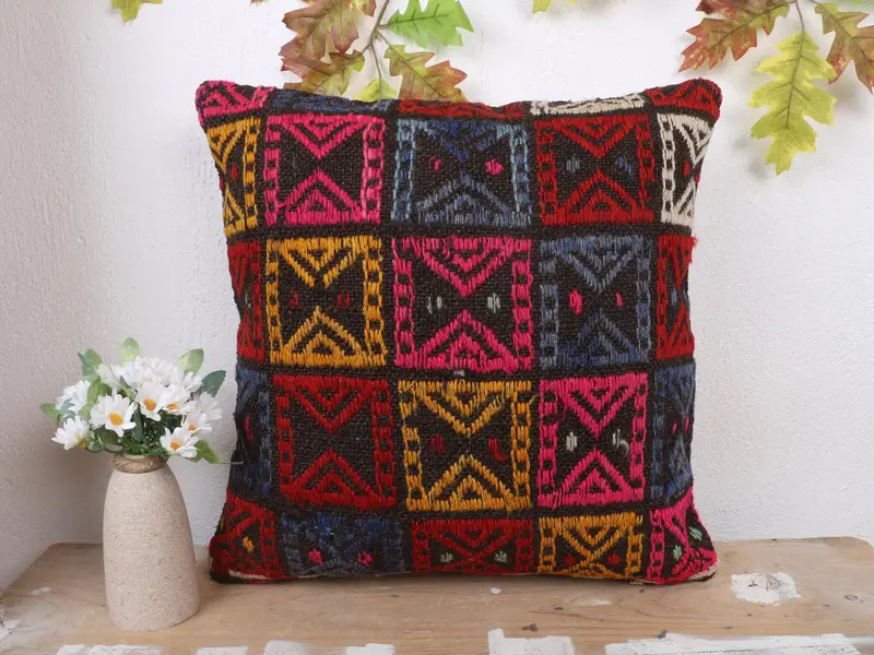 Pembe ve Yeşil İşlemeli Kırlent, El Yapımı Geometrik Kırlent