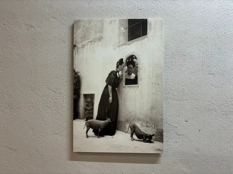 フリーダ カーロ & ショロ ドッグ キャンバス: 鮮やかな芸術的プリント