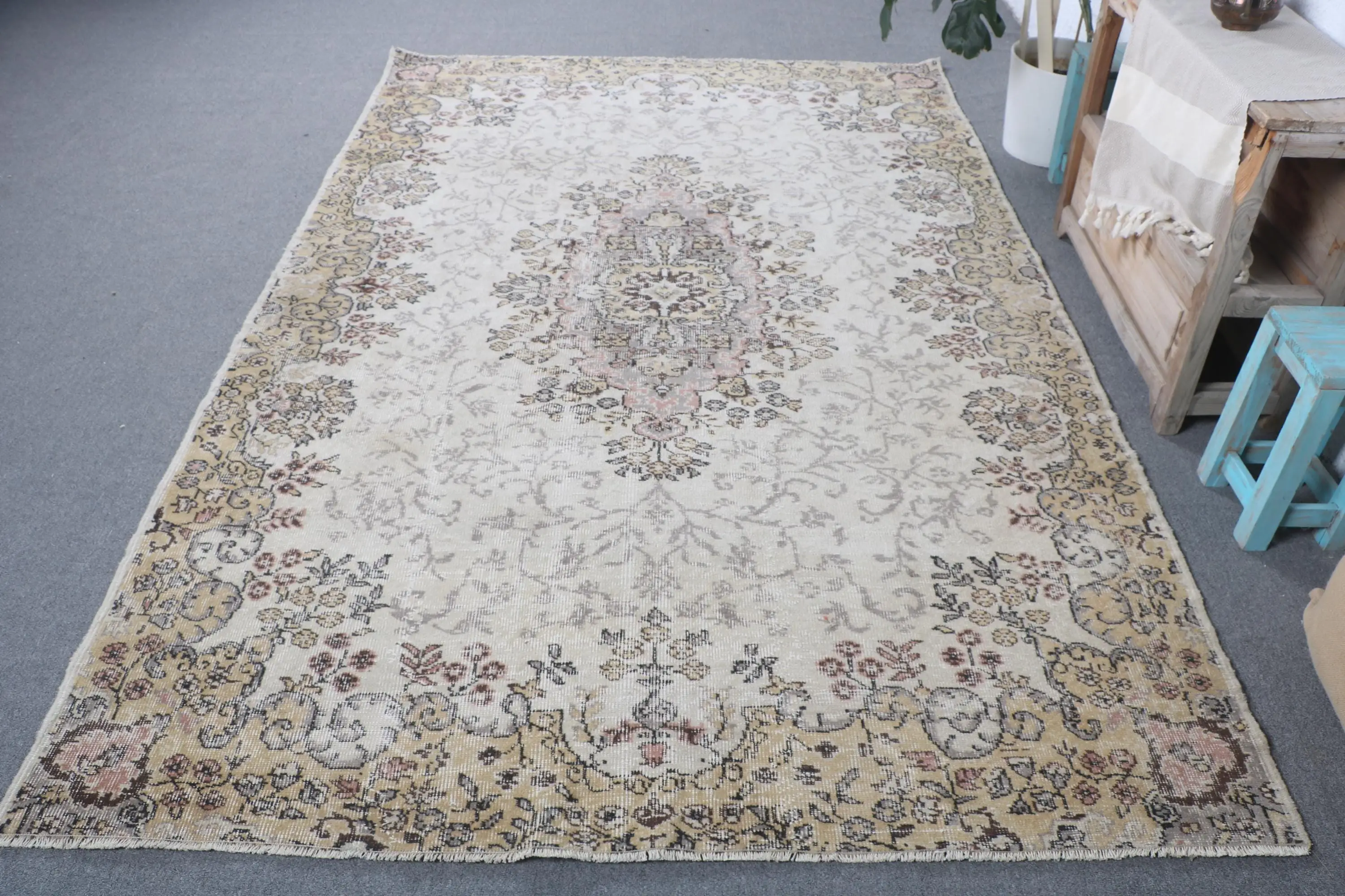 Türk Vintage Büyük Halı 5.7x8.7 ft, Beyaz Yün Halı - 1