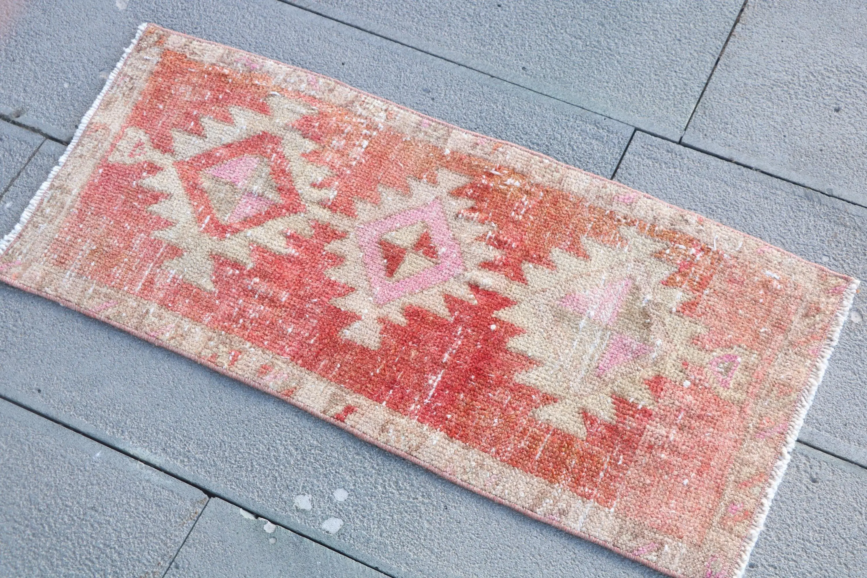 Türkischer Vintage-Teppich 1,3 x 2,9 Fuß, Teppich mit roten Pflanzen und Bäumen - 1
