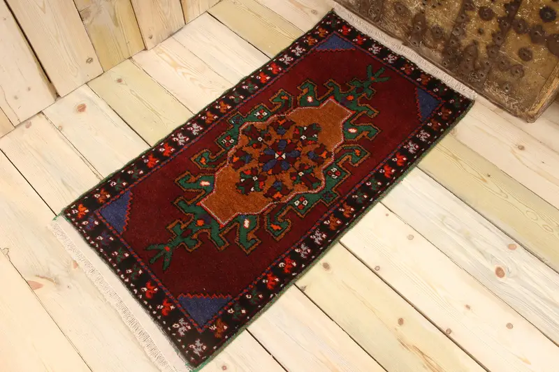 Türkischer Vintage-Teppich, 1,7 x 3,2 Fuß großer Oushak-Teppich, rot-blau karierter Wollteppich - 1
