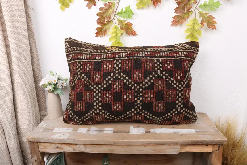 Rot & Braun besticktes Wurfkissen, handgemachtes geometrisches Kissen