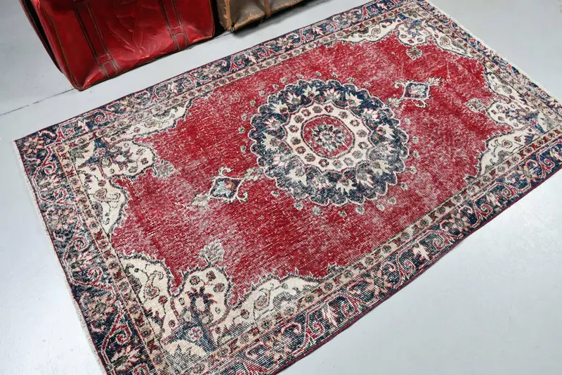 Türkischer Vintage-Teppich, 3,7x6,3 ft Akzentteppich, rot-blauer Tierdruckteppich - 1