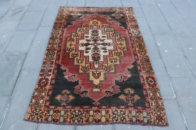 赤とオレンジのラグ、3.9x6.1フィートの花柄幾何学模様