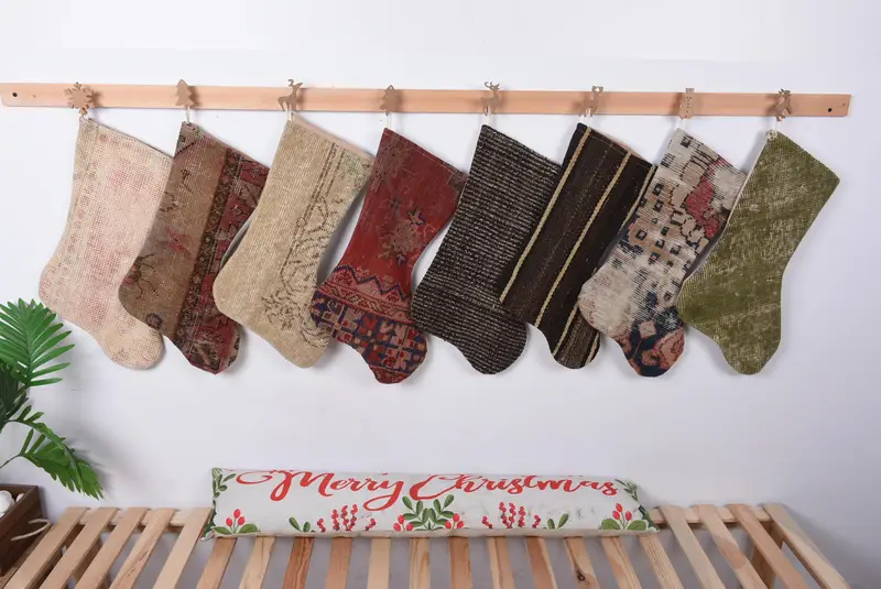 Şenlikli Noel Süsleri Deseni, 7 İnç Geniş Tatil Çorabı