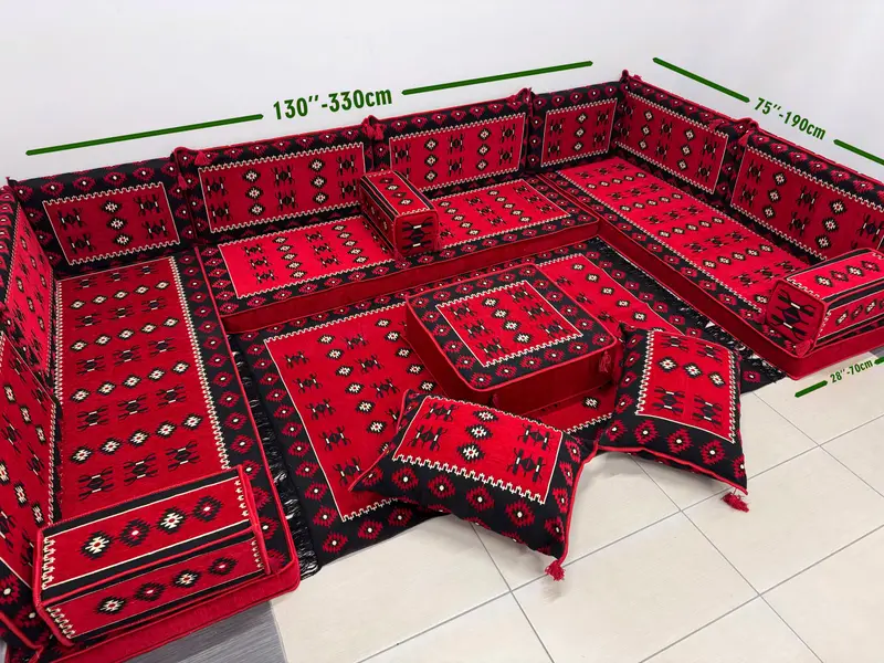 レッドキリムからインスピレーションを得たプーフ、手作りのウールとフォームの座席用プーフ