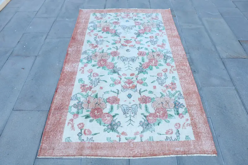 Eleganter 3,8 x 6,4 Fuß großer Teppich, Beige und Rosa mit Blumen und Paisleymuster