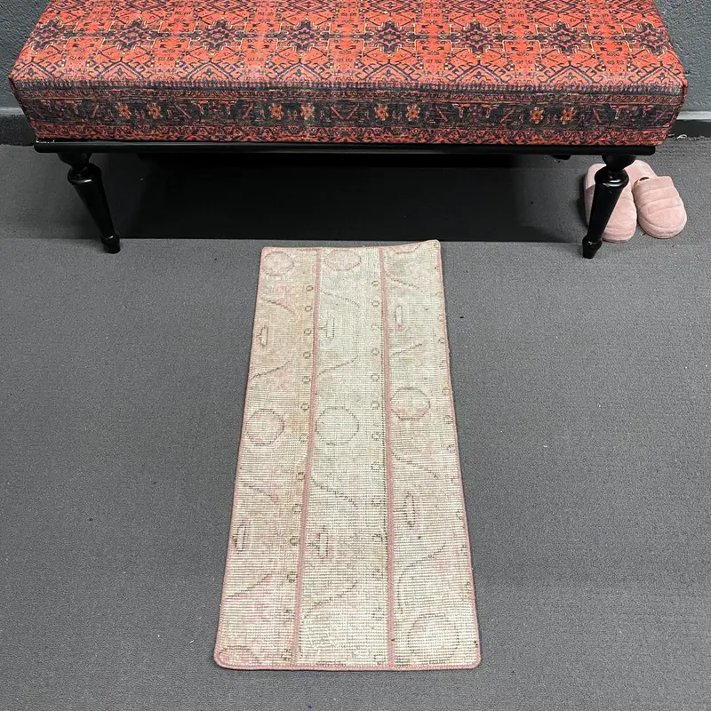 Türkischer Vintage-Teppich, 1,3 x 3,1 Fuß kleiner Teppich, rosa-weißer Patchwork-Wollteppich - 1