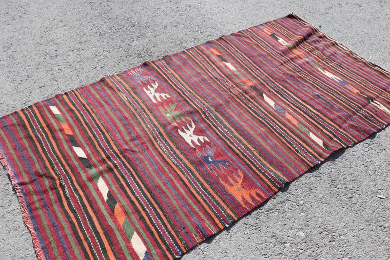Türkischer Vintage-Teppich 4,3 x 7,8 Fuß (130 x 237 cm), Kelim-Teppich mit rot-blauem Tiermuster - 1