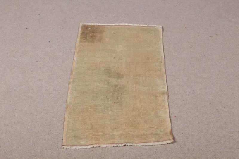 Eleganter beigefarbener Orientteppich, 1,6 x 3 Fuß mit grünen Akzenten