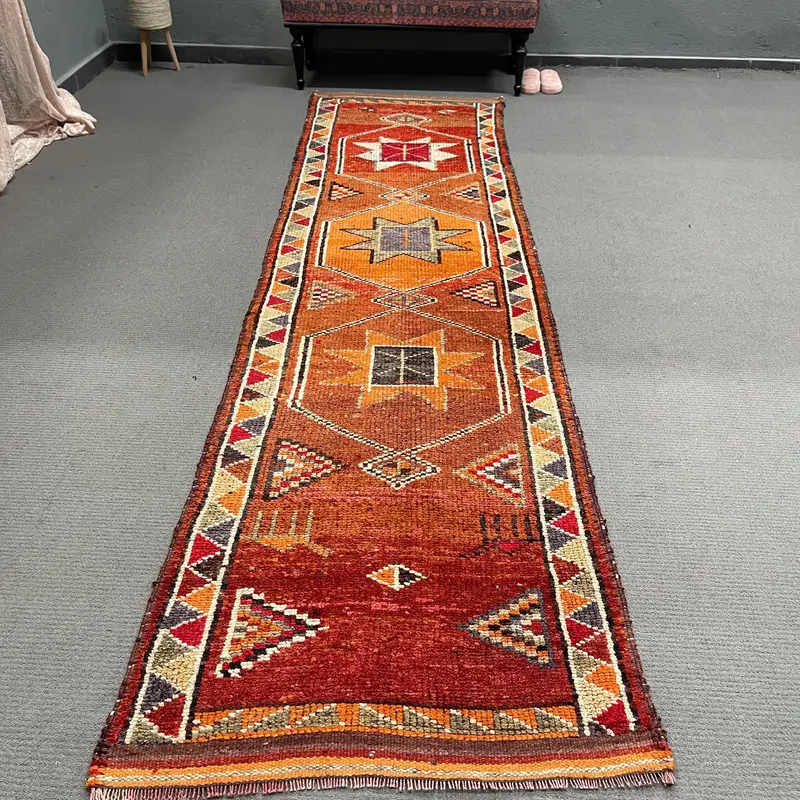 トルコ製 Herki ランナー ラグ 3x11.5 フィート (91x349 cm)、ヴィンテージ レッド 植物と木々のラグ - 1
