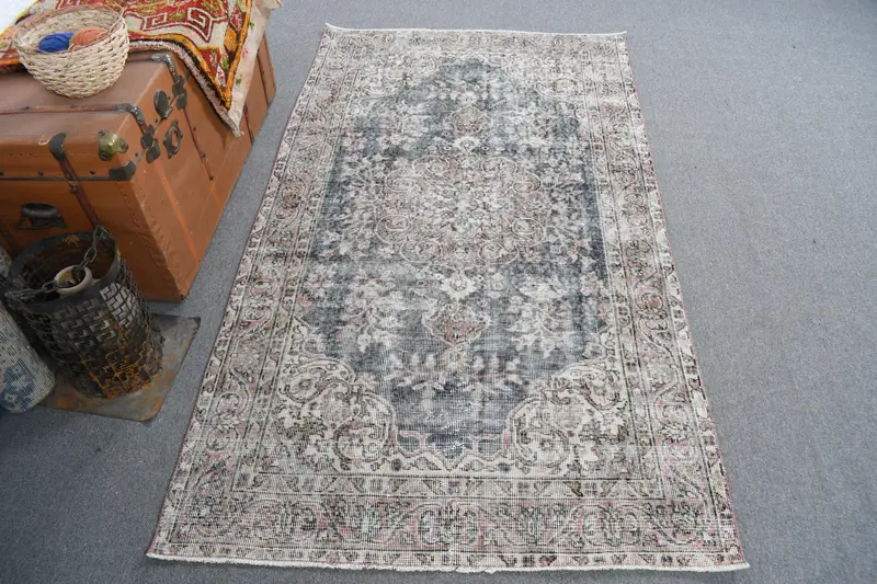 Blauer Perserteppich mit roten Akzenten, 3,7 x 6,6 Fuß