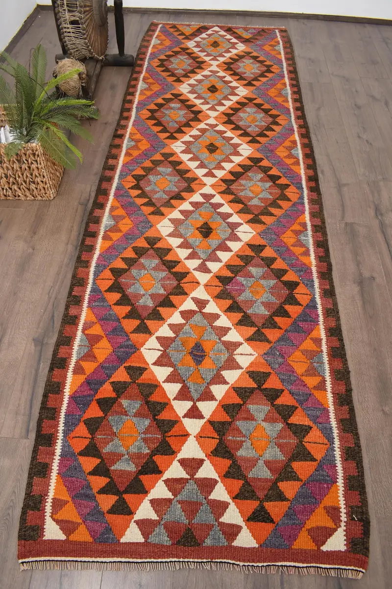 Alfombra turca vintage de 3,2x10,9 pies, alfombra corredora, alfombra con estampado animal Kilim naranja - 1