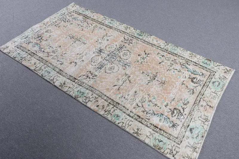 鮮やかなオレンジ色のラグ、グリーンのアクセント、3.3x6.1フィートのオリエンタルデザイン