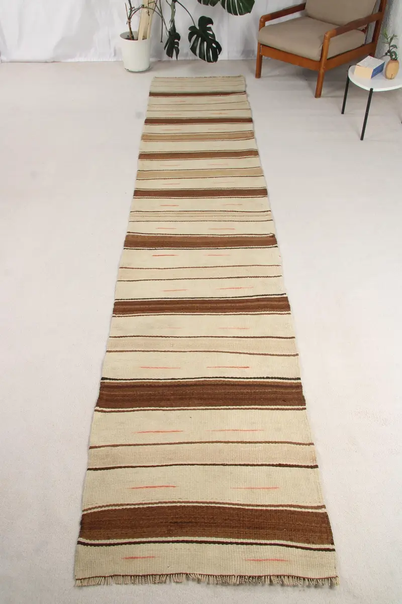 Türkischer Vintage-Teppich, 2,6 x 13,6 Fuß (80 x 416 cm), brauner Kelim-Teppich mit weißem Rand - 1