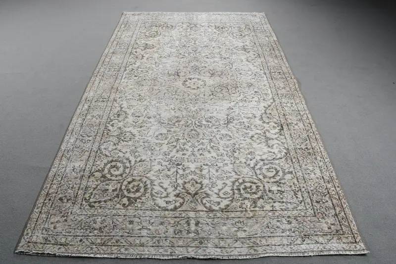 Türkischer Teppich, großer 5,1 x 8,8 Fuß großer Vintage-Teppich, grau-weißer südwestlicher Wollteppich - 1