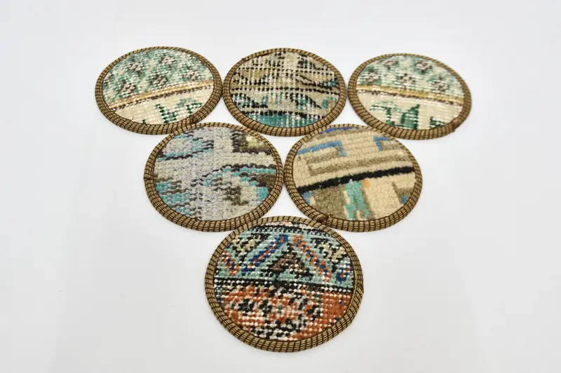 Elegantes posavasos azules y beige, decoración de cocina premium