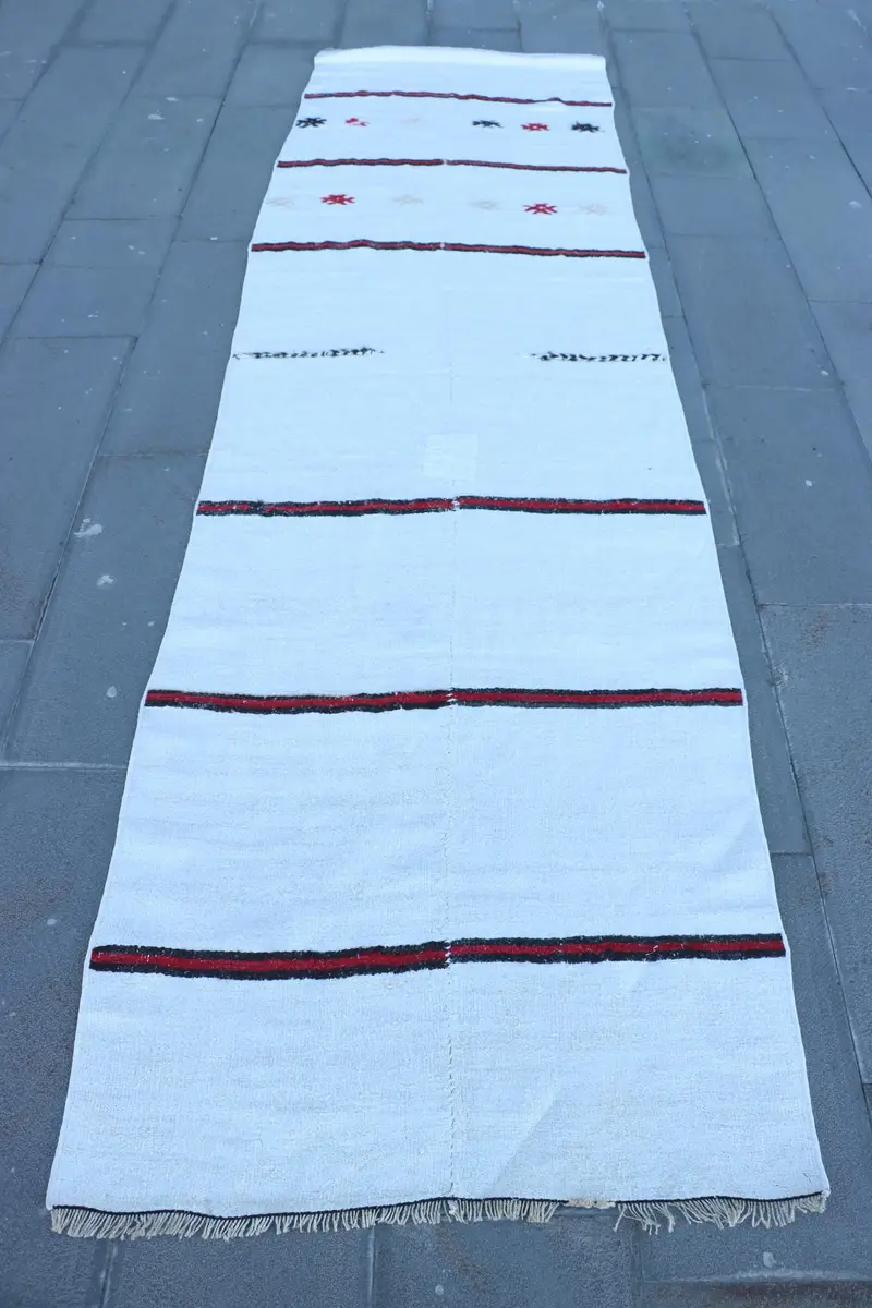 Zarif Bej ve Kırmızı Halı, 3,1x11 ft Puantiyeli Tasarım