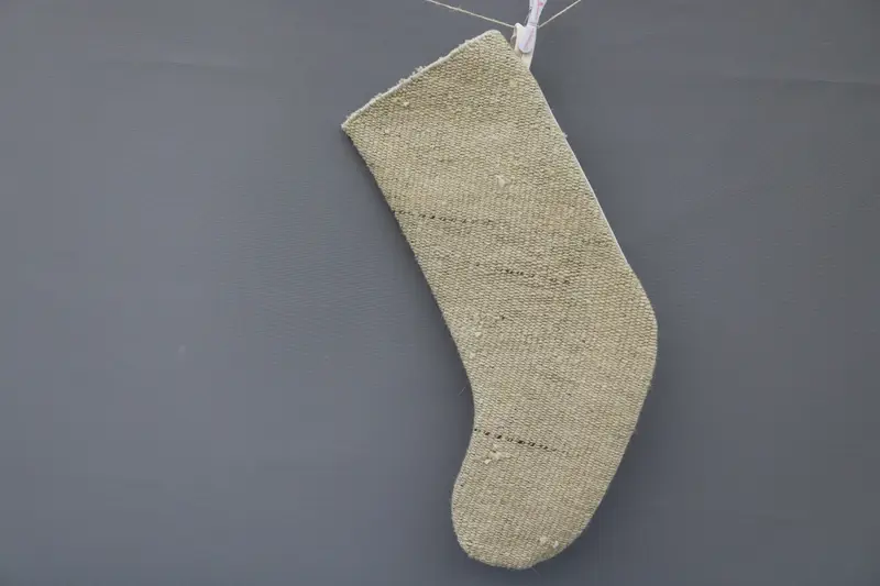 Medias navideñas beige con patrón de adornos, decoración festiva