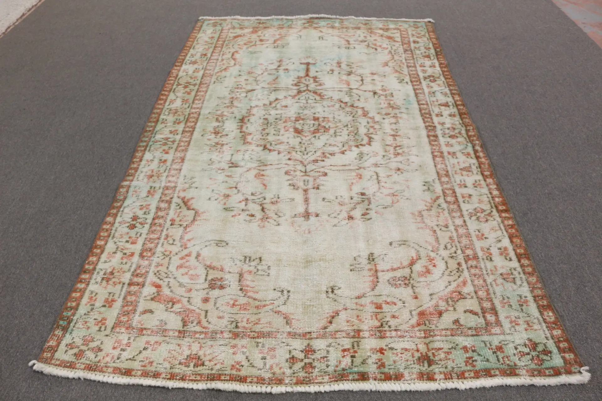 Großer Vintage-Teppich 5,3 x 8,8 Fuß, weiß-roter marokkanischer Teppich aus Wolle - 1