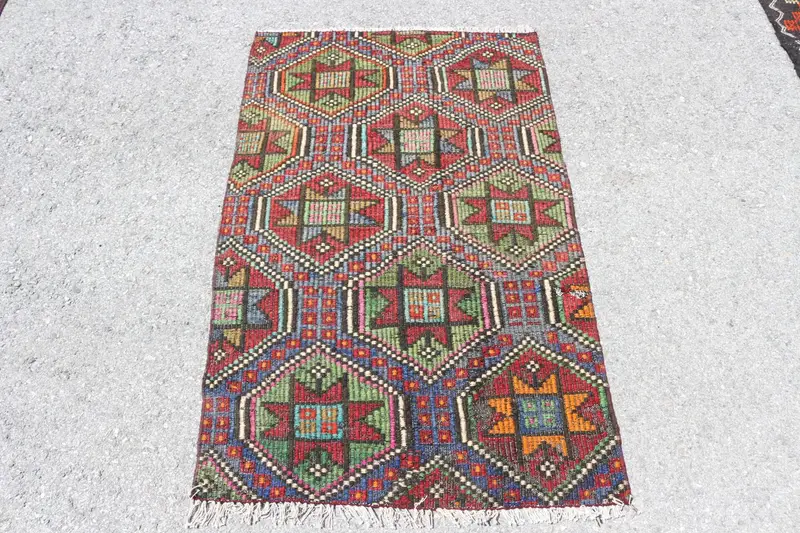 Türkischer Vintage-Teppich, 2,7 x 4,5 Fuß kleiner Teppich, rot-grüner orientalischer Wollteppich - 1
