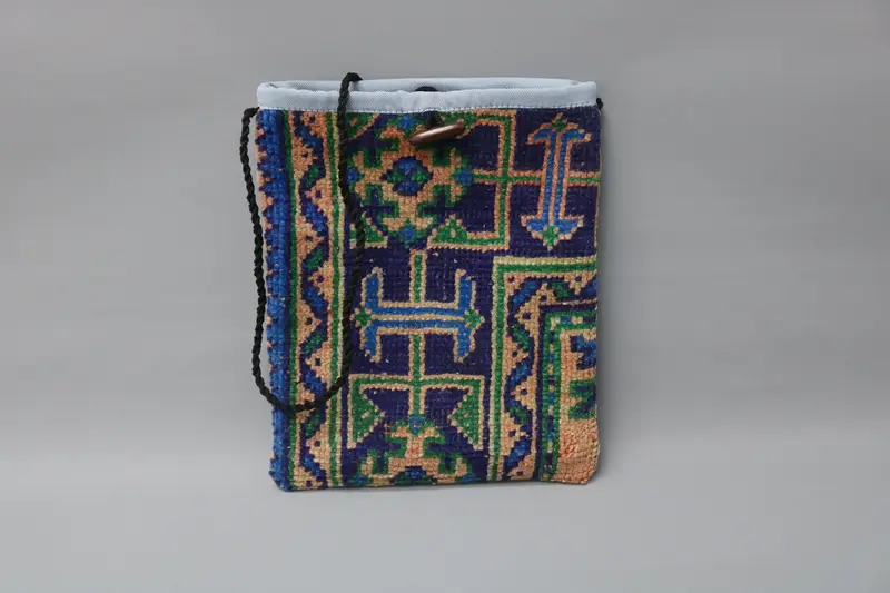 調節可能なストラップ付きキリムバッグ、ヴィンテージモチーフのウールクロスボディバッグ