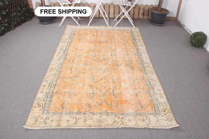 Leuchtender orangefarbener Teppich, 4,6 x 7,6 Fuß mit grünen Akzenten