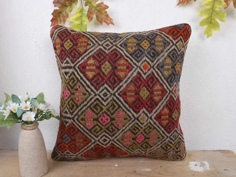 Handgefertigtes besticktes geometrisches Kissen in Rosa und Rot, Vintage-Kissen