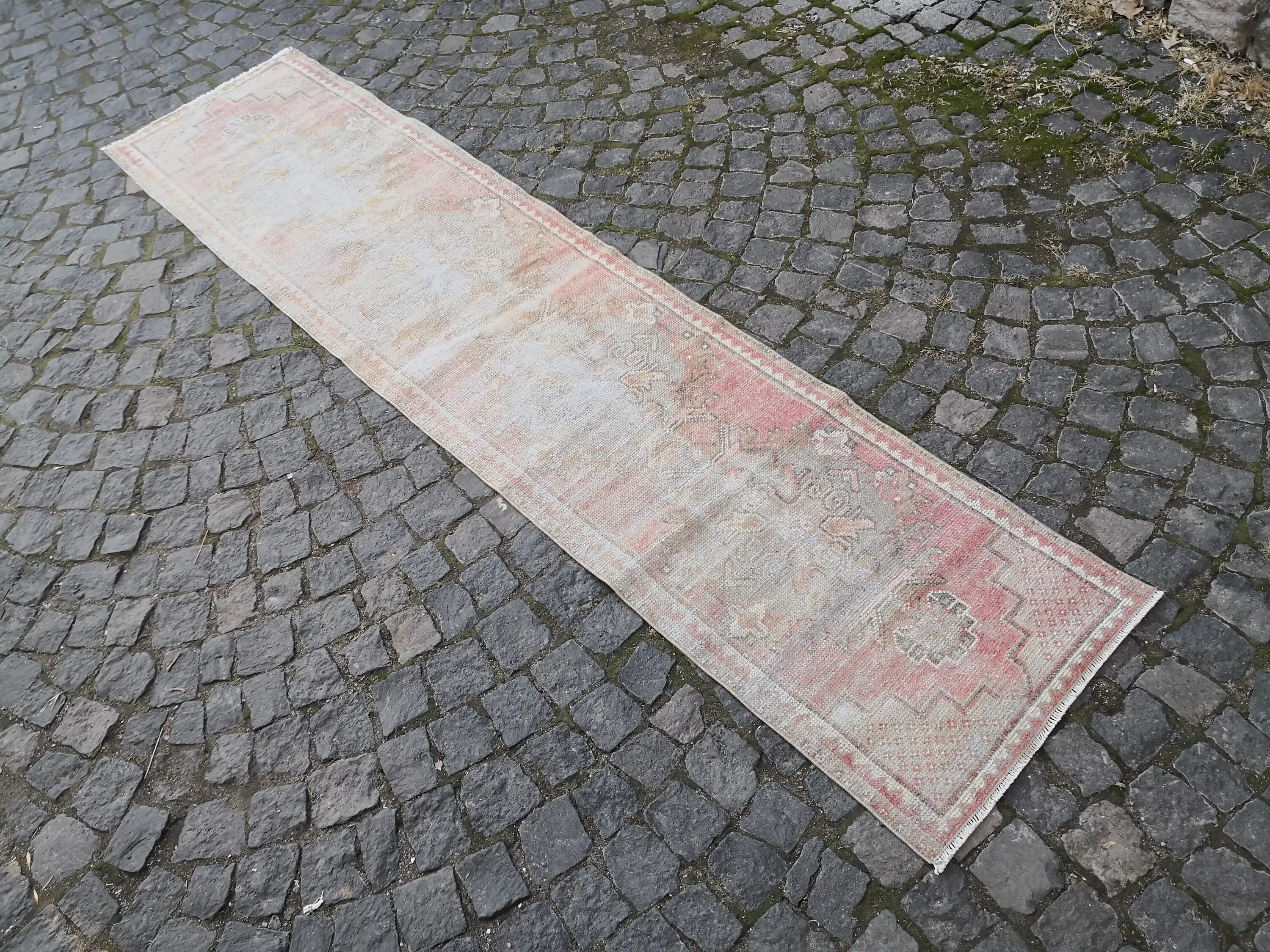 Vintage Läuferteppich 2x8,8 ft (62x267 cm), roter floraler türkischer Teppich - 1