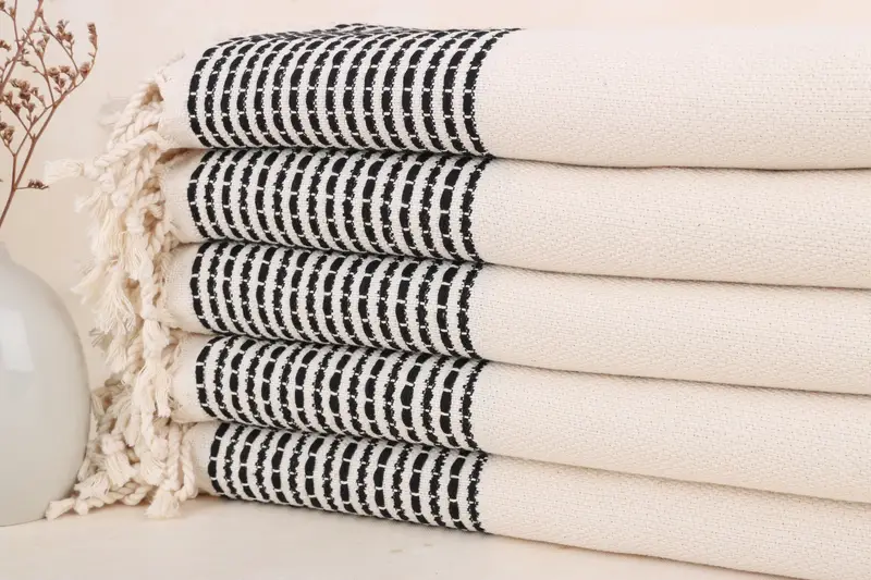 Türkisches Strandtuch mit personalisierten schwarzen Streifen, Bio-Baumwolle, 36 x 69 Zoll