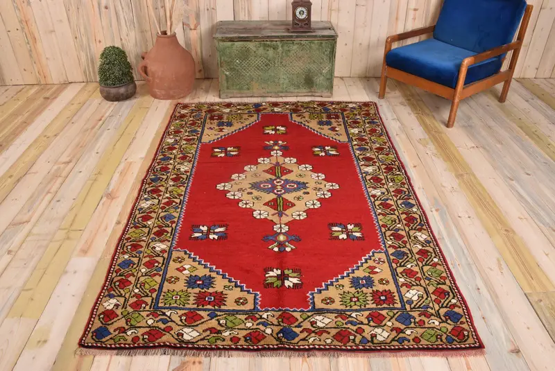 Red 5x7 ft Rug, Elegant Solid Pattern with Yellow Accents