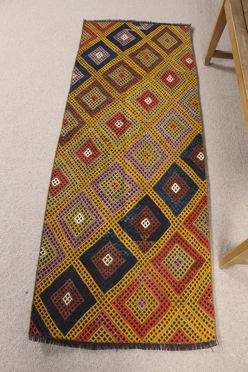 Gelber marokkanischer Teppich, 2,3 x 6,1 Fuß mit grünen Akzenten