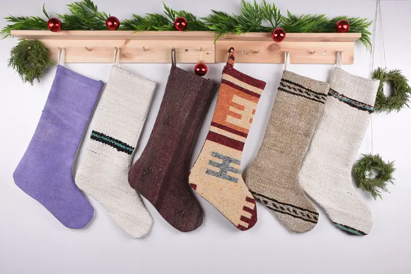 Medias de adornos navideños beige, calcetines festivos para colgar en la pared