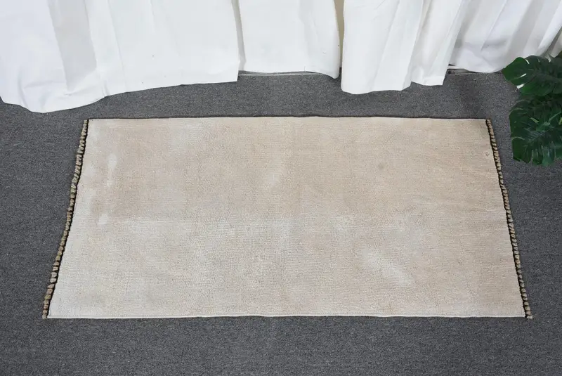 Alfombra vintage Kilim, alfombra turca de 1,66x3,26 pies, alfombra de lana con estampado animal blanco - 1