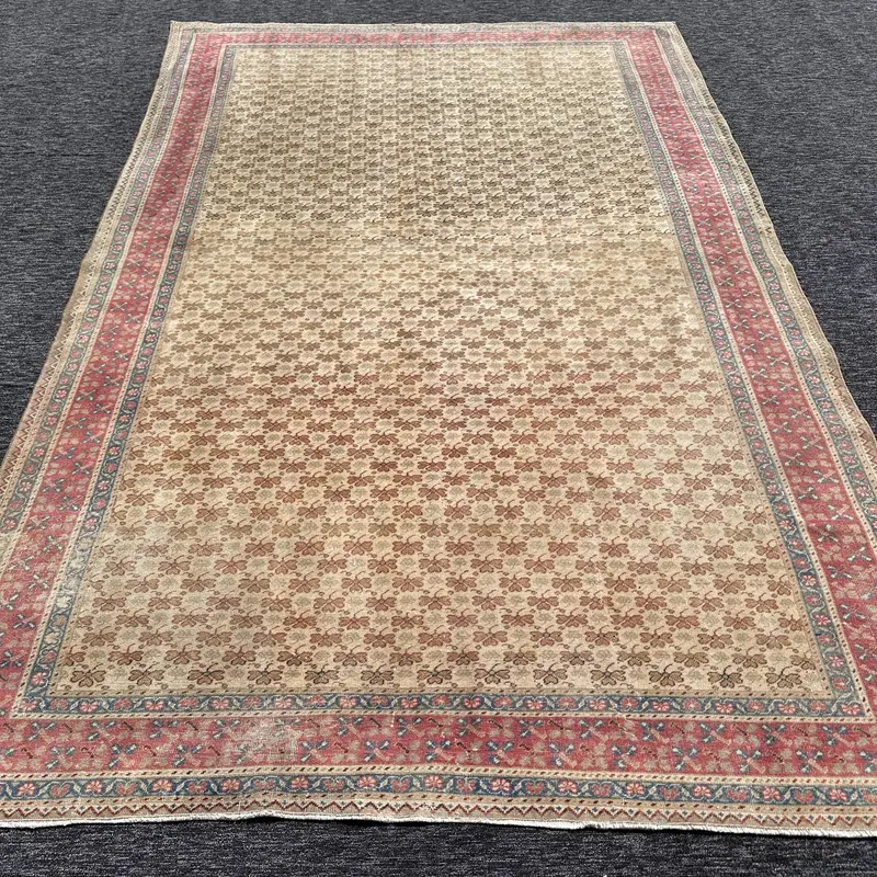 Beigefarbener Südwestteppich, 0,5 x 9,5 Fuß mit roten Akzenten