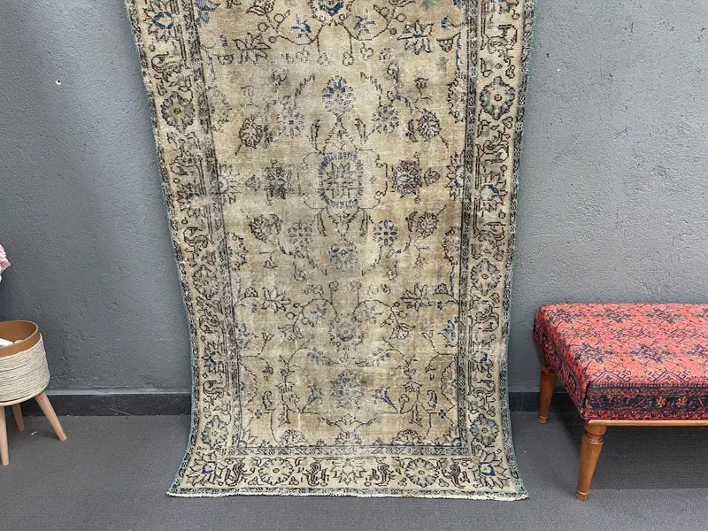 Türkischer Vintage-Teppich, 110 x 215 cm, Oushak-Teppich mit blauem Rand - 1