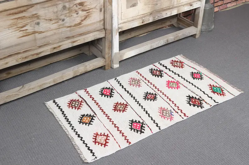 Alfombra de 1,7x3,37 pies, alfombra vintage pequeña, alfombra oriental Kilim blanca - 1